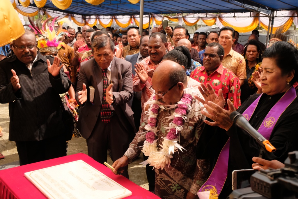 Gubernur Papua Lukas Enembe, saat  peresmian Gereja baru GKII Anugerah Yoka,  Kamis (14/12),kemarin.